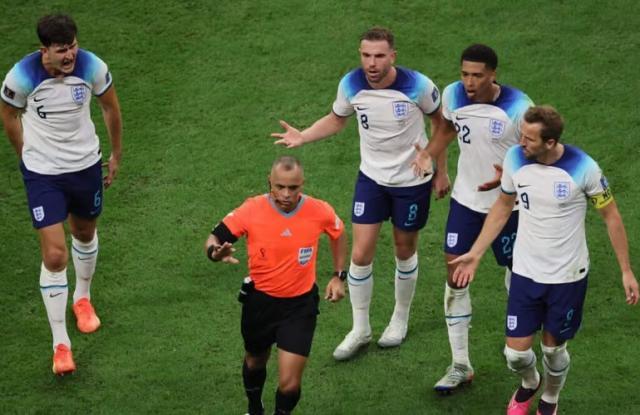 开云体育网址-欧洲杯新规严禁“围攻”裁判:队长沟通,违者染黄